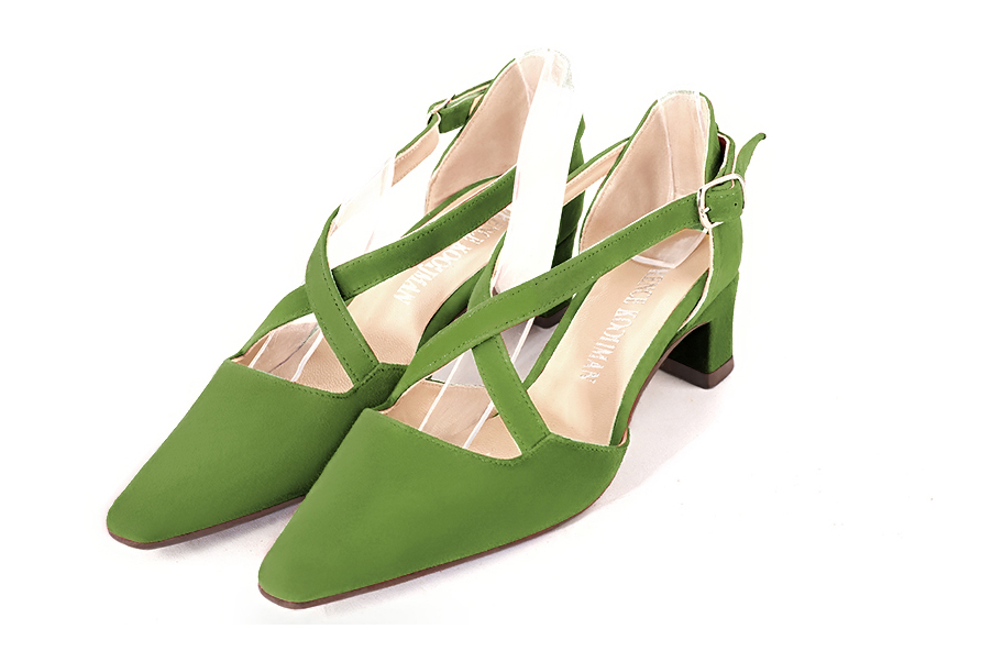 Grass green open side elegant shoes, with crossed straps. Tapered toe. Low kitten heels.
